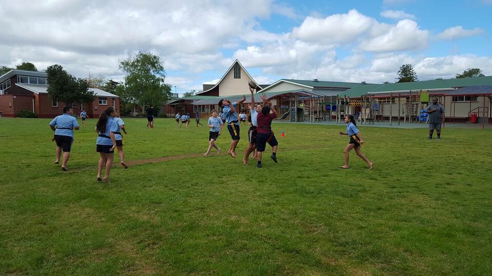 nzflagfootball's tweet photo. Great session with Holy Cross School today! Students are developing their Flag skills nicely. #FlagFootball #Fun 🏈🔥👍 https://t.co/gdF91gD47F