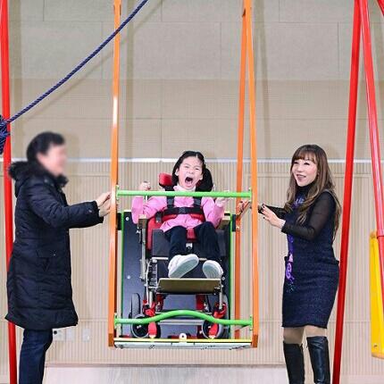 koreabirdchoi's tweet photo. 기부천사 조수미씨가 휠체어그네 기부기사를 보고보아스 코리아 김종규 대표 무모한 도전 통해 장애인들에게는 평생 타 보지 못할 그네를 태워  주고 싶어 휠체어그네를 생산했다. https://t.co/PAJd2jZ1h6