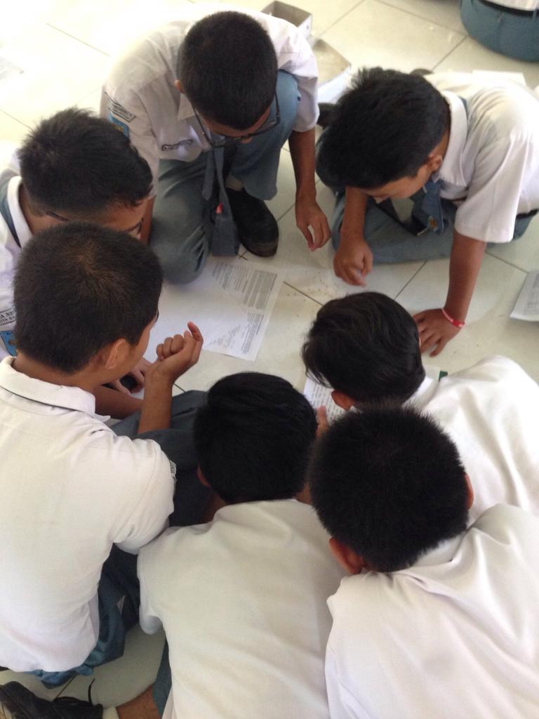 _pamflet's tweet photo. Ini dia keseruan dari workshop menulis kreatif di SMAN 1 Salatiga dalam roadshow #DialogMuda2015 https://t.co/Zazh8bqlmt
