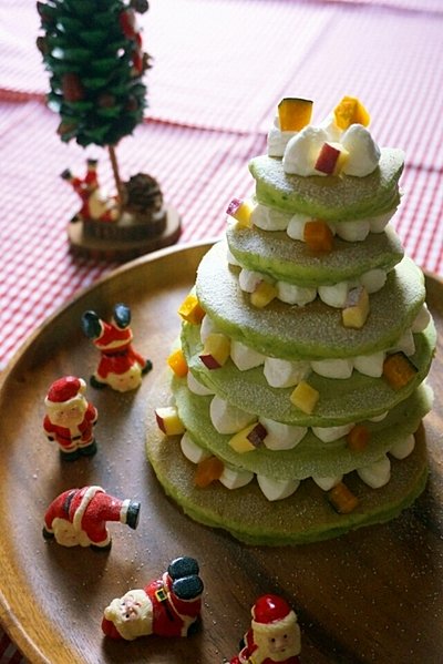 暮らし 雑貨 アイディア集 簡単 クリスマスケーキ ほうれん草のパウダーなどを混ぜ込んだホットケーキを焼いて重ねれば こんなにかわいらしいツリーに 粉砂糖をかけるとクリスマスツリーっぽさが増しますね T Co Xhli9qa2dv
