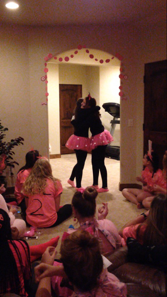 SavannahRenee96's tweet photo. Pi Phi Pink Party 2015 💗👼🏻💘 #sparkleweek #piphi #PinkParty https://t.co/fTXmfxhVAk