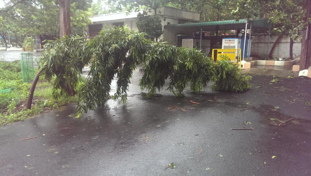 ev7999's tweet photo. Talk about #cyclone coming ! #Cyclones #ChennaiCyclone #chennairains https://t.co/7N3i4sUA1i
