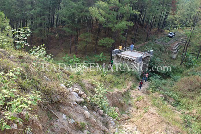 #lalinpkl Jalan Tembus Desa Bojongkoneng dengan Desa Luragung Senilai Rp 1,7 Miliar Mangkrak bit.ly/1WL8wgM