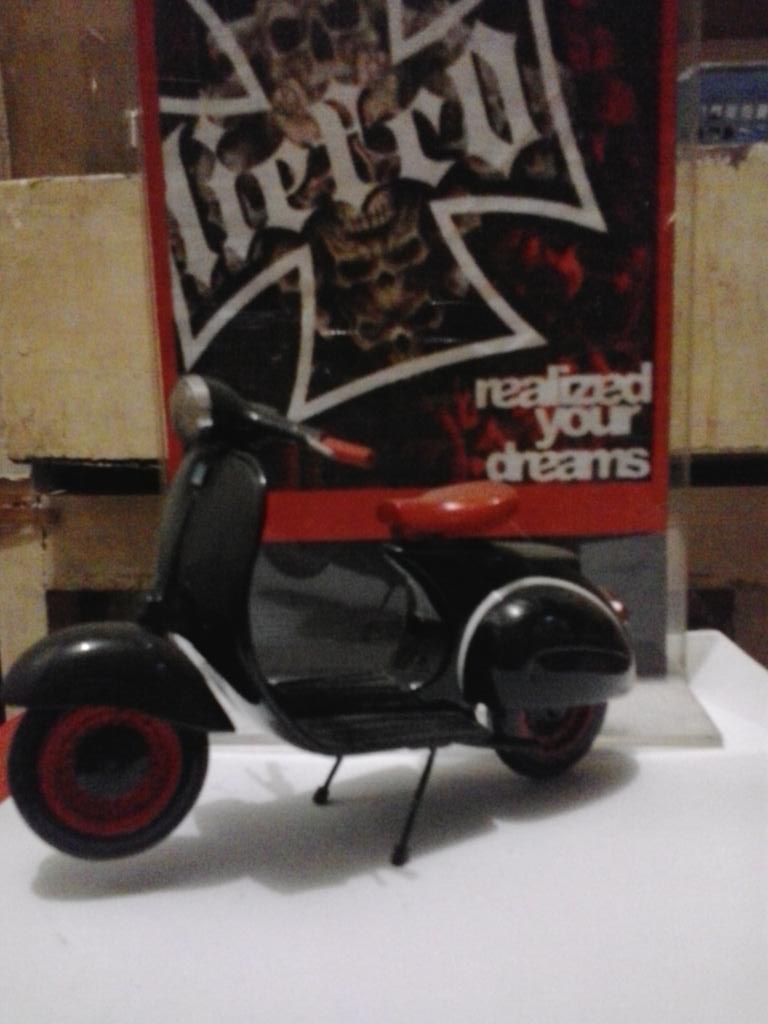 matsyujai's tweet photo. @InfoVespaBekasi numpang posting gan...miniatur bahan fibrglass 120ribu gan. https://t.co/tWCfC9NGSg