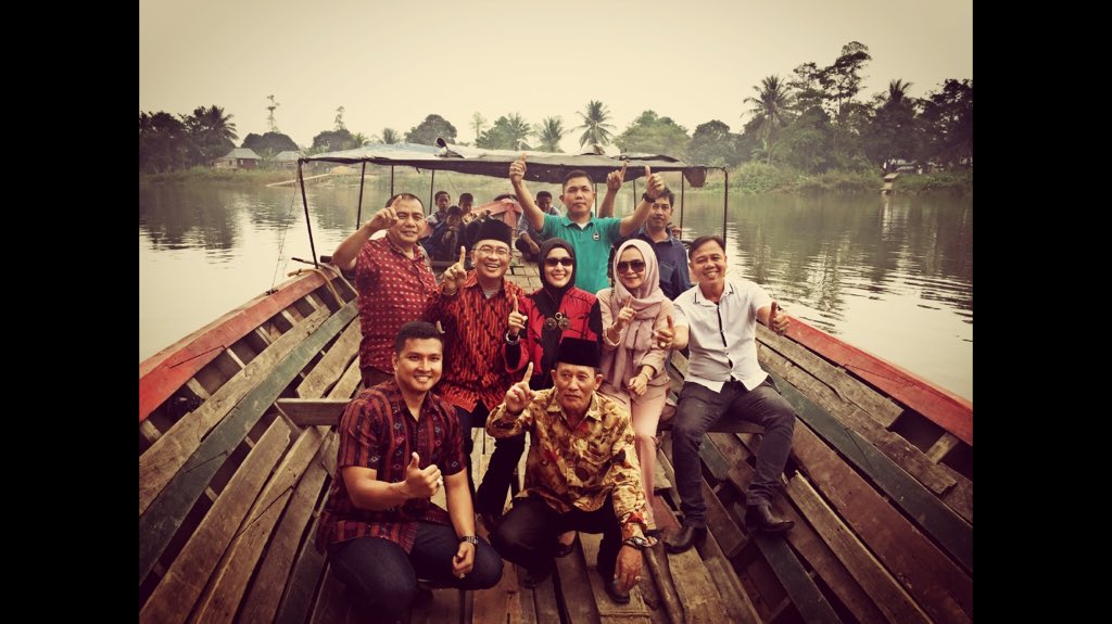 helmyyahya's tweet photo. Menjangkau daerah Sukarami OI yg hrs didatangi dgn perahu. #saveOI https://t.co/H7NipnY2ih