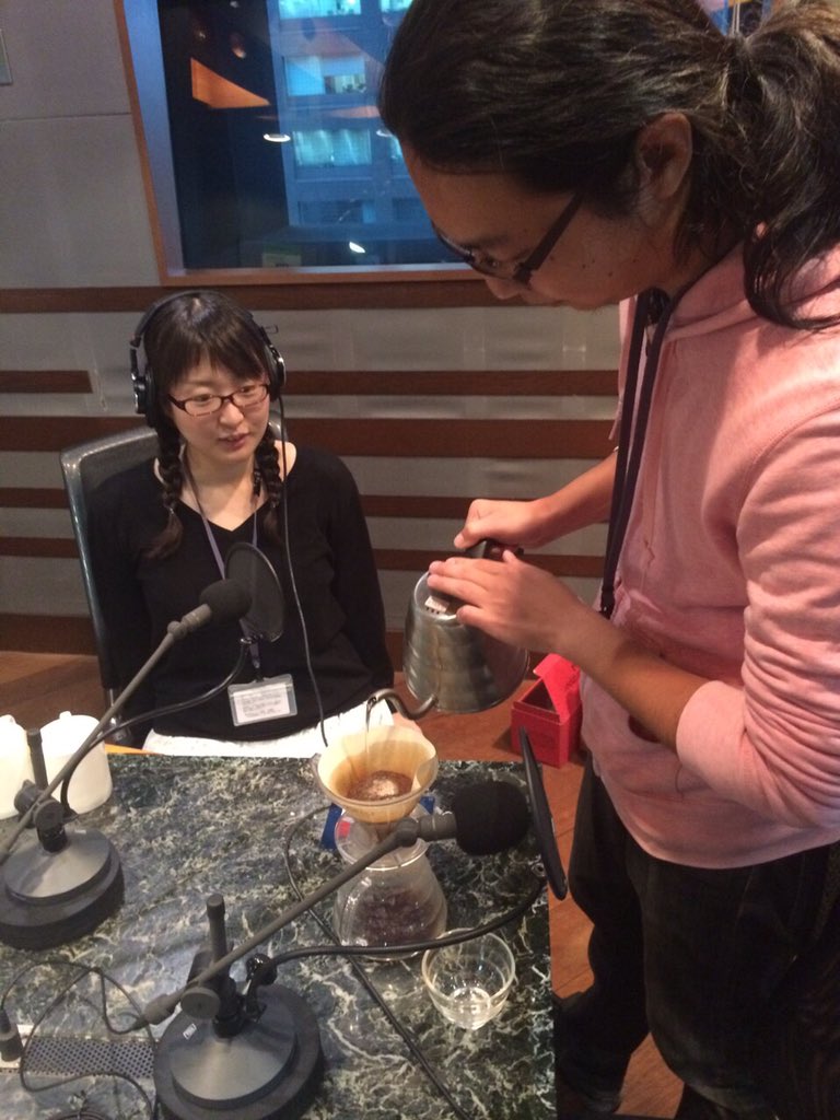 tfmcity's tweet photo. オンエア聴いてるみなさんに、この香り届け〜〜！
塩谷さんの淹れてくれている様子です！
#tfmcity https://t.co/6s9sZIjep5