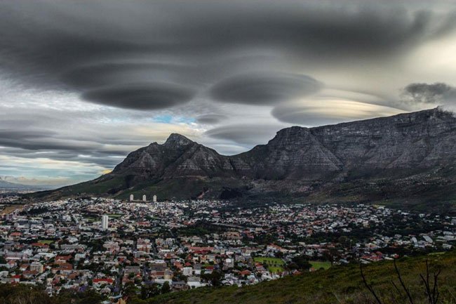 SafariAndCity's tweet photo. #CapeTown was buzzing last night with images of the strange #UFO-shaped' clouds that appeared over #TableMountain! https://t.co/p5oSnJ6di1