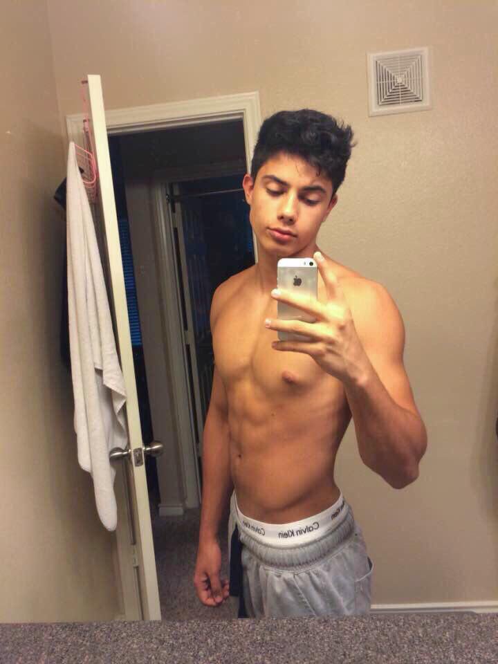 httpsatcn's tweet image. nip slip. oops