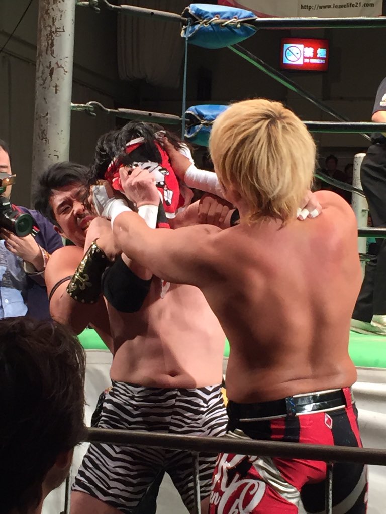 k_pikaume325's tweet photo. 11.8、ノア後楽園ホール。
拳王タオルで小川さんの顔を😁
#noah_ghc #GL2015 #超危暴軍 https://t.co/XyNPpAsVGV