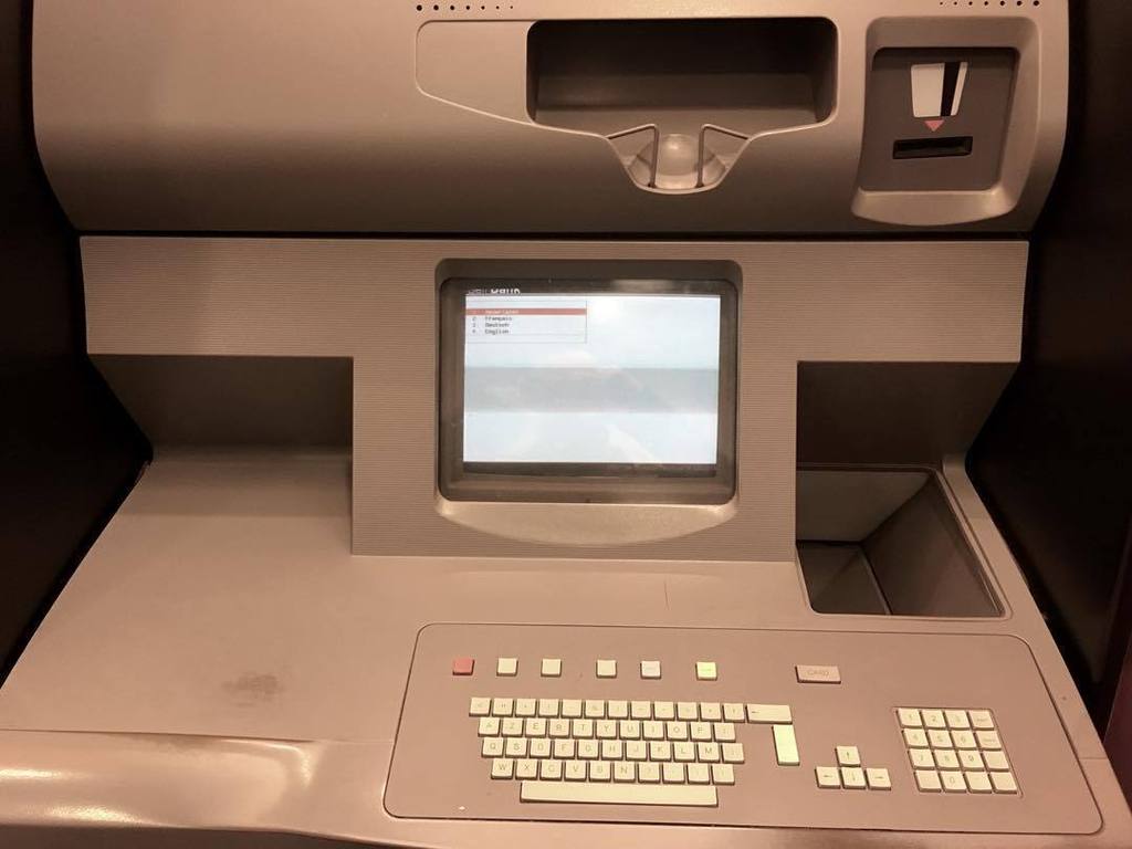 morlicious's tweet photo. Welcome to the 90ies bank
#noneedtoupgrade
#runningdos
#ing https://t.co/42kV5n1TZ1 https://t.co/BQ5XDrNfJC