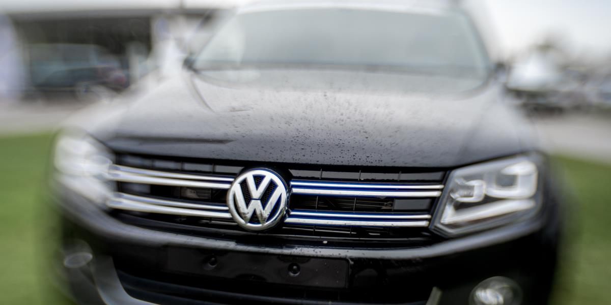 business's tweet image. Volkswagen says internal whistleblowers revealed latest emissions faults bloom.bg/1kDO6dy