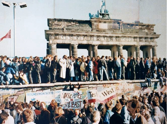 Witnify's tweet photo. "Not hammers and sickles, but hammers and chisels" @tombrokaw reports on fall of #BerlinWal… https://t.co/BuunBqWKQx https://t.co/XaWBvCCWiB