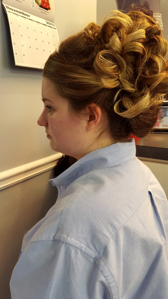 MadelineEllece's tweet photo. Wedding day hair for one of my close friend's wedding this past weekend 😀😀 #RES2015 #bridesmaid https://t.co/cyNbUBf5n2