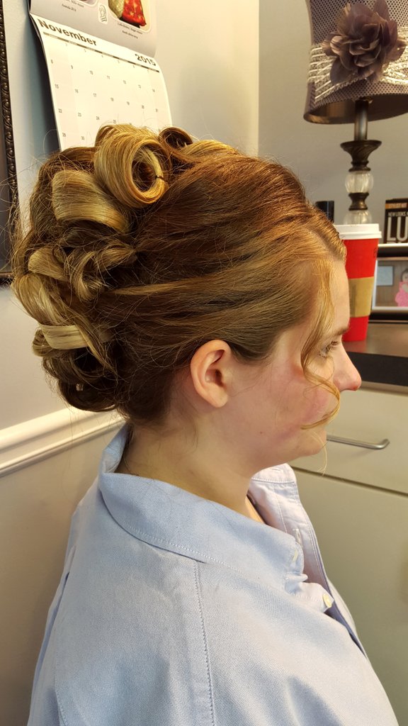 MadelineEllece's tweet photo. Wedding day hair for one of my close friend's wedding this past weekend 😀😀 #RES2015 #bridesmaid https://t.co/cyNbUBf5n2