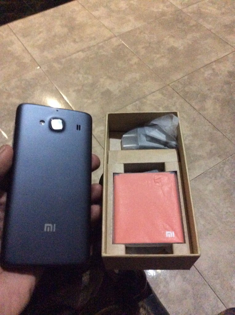 BuduMalli's tweet photo. Unpacking #Xiaomi Redmi #MIUI6 4G SmartPhone.
It's a light weight dual Sim #Phone. #SriLanka #BuduTips https://t.co/T3ik0J76Ul