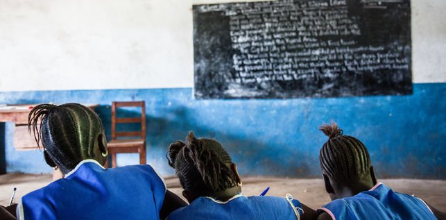 DiariEducacio's tweet photo. Les adolescents embarassades que no poden tornar a l’escola per ser “una mala influència” https://t.co/1HxlOe5hX3 https://t.co/i2k5QyCTGO