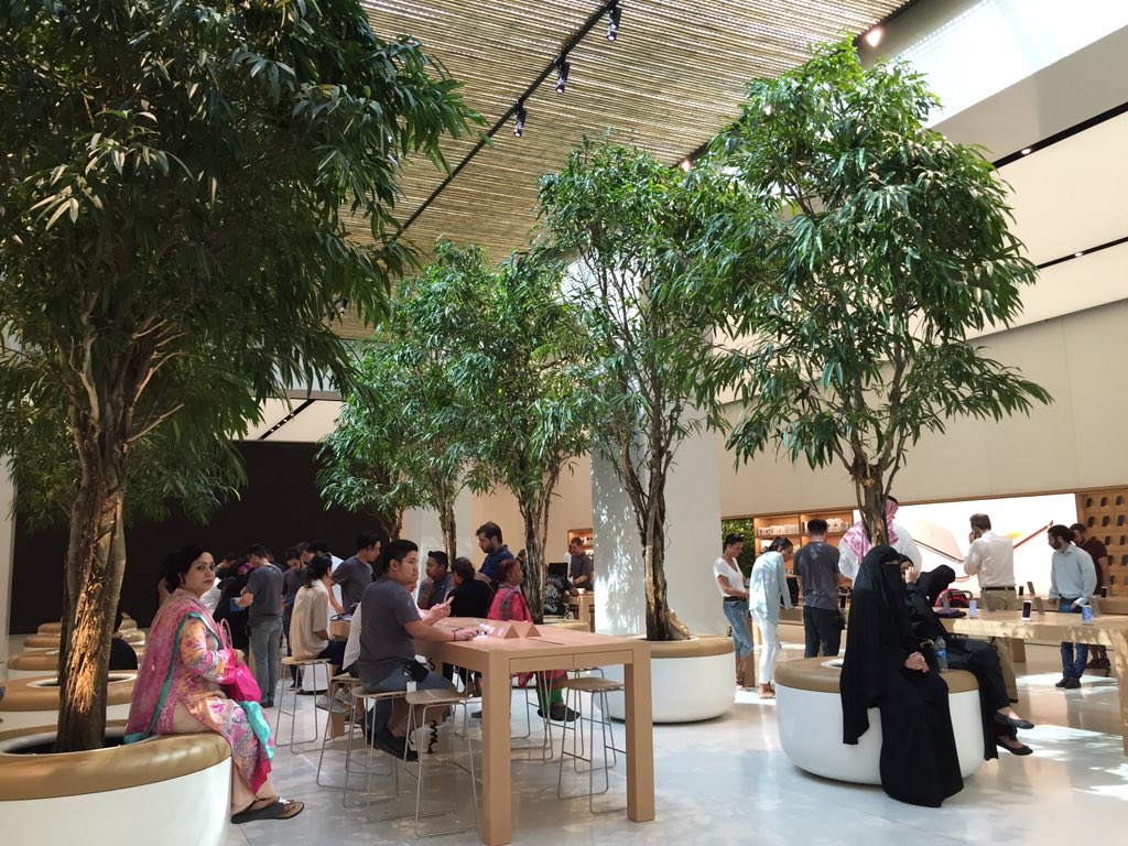 kikipigeon's tweet photo. Apple Store day out with #digitalcreativeteam #webershandwick #applewatchplease #thingsthatmakemesmile https://t.co/umyuJRCue4