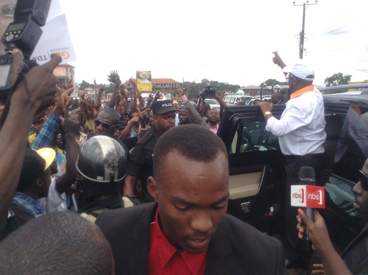 goforward2016's tweet photo. @AmamaMbabazi convoy stopped in Nsangi by supporters @JMNkangi #Masaka4Amama #GoForward2016 https://t.co/V5fR01A1G6