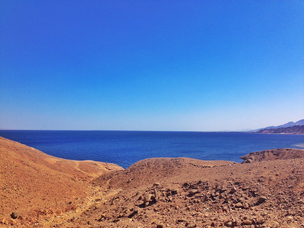 UnearthEgypt's tweet photo. #دهب - في ناس بتيجي من أبعاد مهولة عشان تغطس في مياه #سيناء. #حباً_فمصر #UnearthEgypt https://t.co/4GInn4qD4x