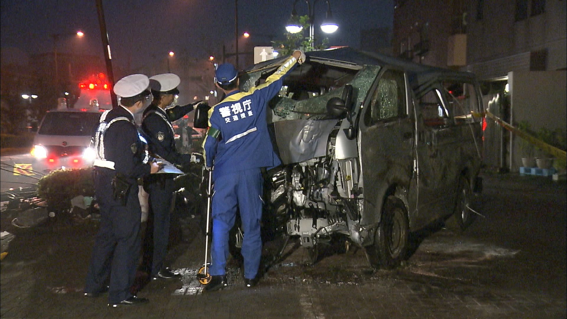 News Zero 東京 新宿区で定員オーバーのワゴン車 が横転した事故 ハンドル操作を誤って横転したとみられていますが乗っていた大学生 男女全員がケガをしました ワゴン車の定員 は６人 そこに１２人が乗っていました 定員オーバーの危険 を検証します