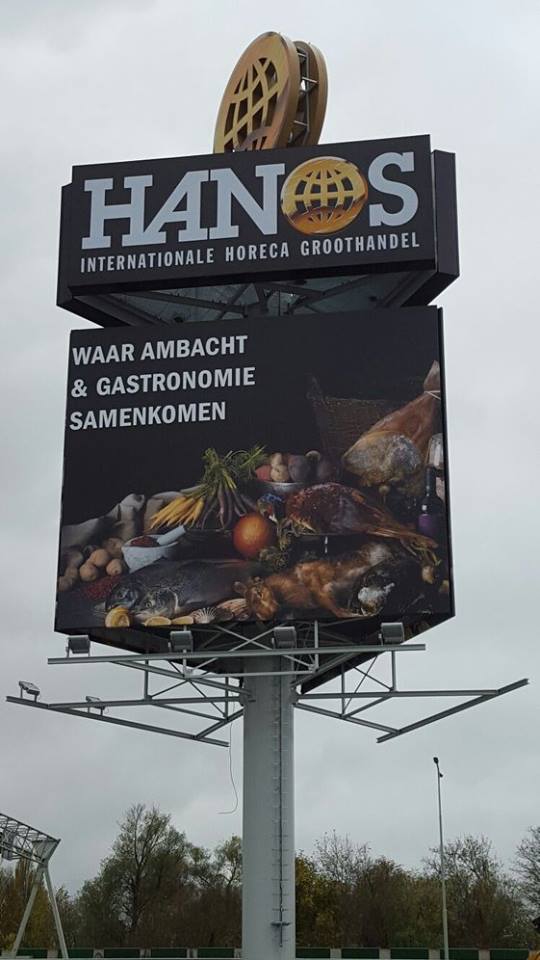 Haaxman en Van de Most leverden de lichtreclame en de mast......