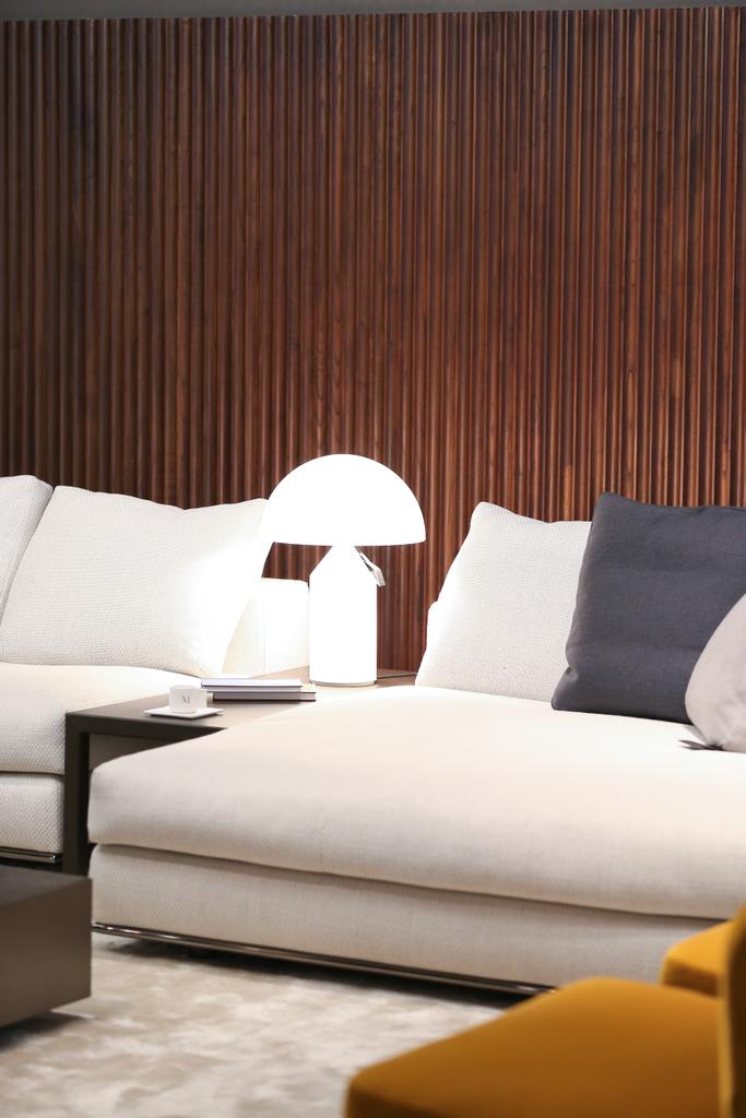 MoieLiving's tweet image. . @O_Luce #Atollo lamp sitting beautifully next to #Hamilton sofa at #MinottiJakarta.