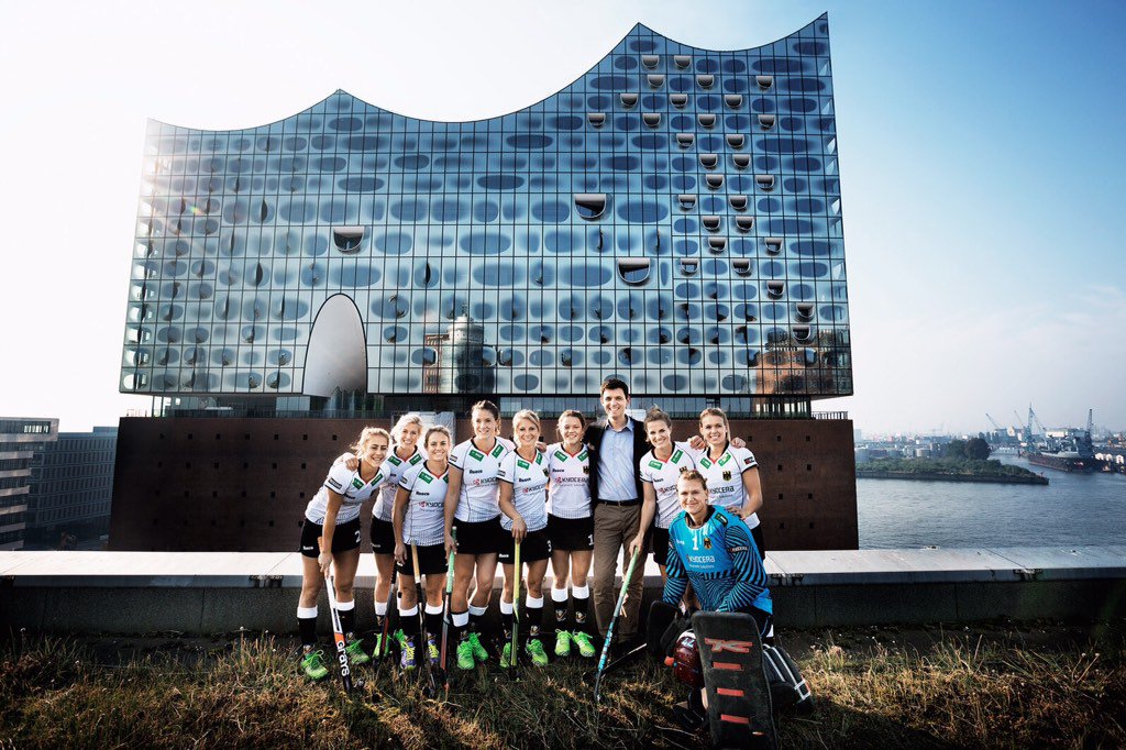 Snapshot of <a href="/KunsthalleHH/">Hamburger Kunsthalle</a> CEO and some @diedanas. #Jimrakete #olympics2024 #elbphilharmonie