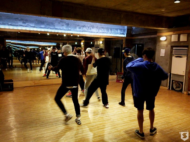 blockb_official's tweet photo. 블락비는 열심히 미국 투어 연습 중!
See you in US TOUR~♥ https://t.co/PXpbENdNfB