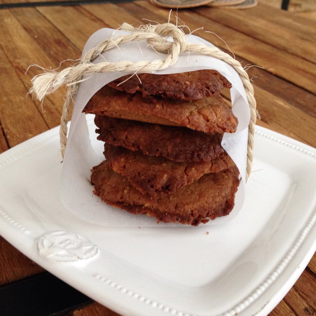 Goldies! Koekjes van boekweitmeelet chocolade en macadamia noten.. Kijk op IKEETVRIJ.com voor het recept!