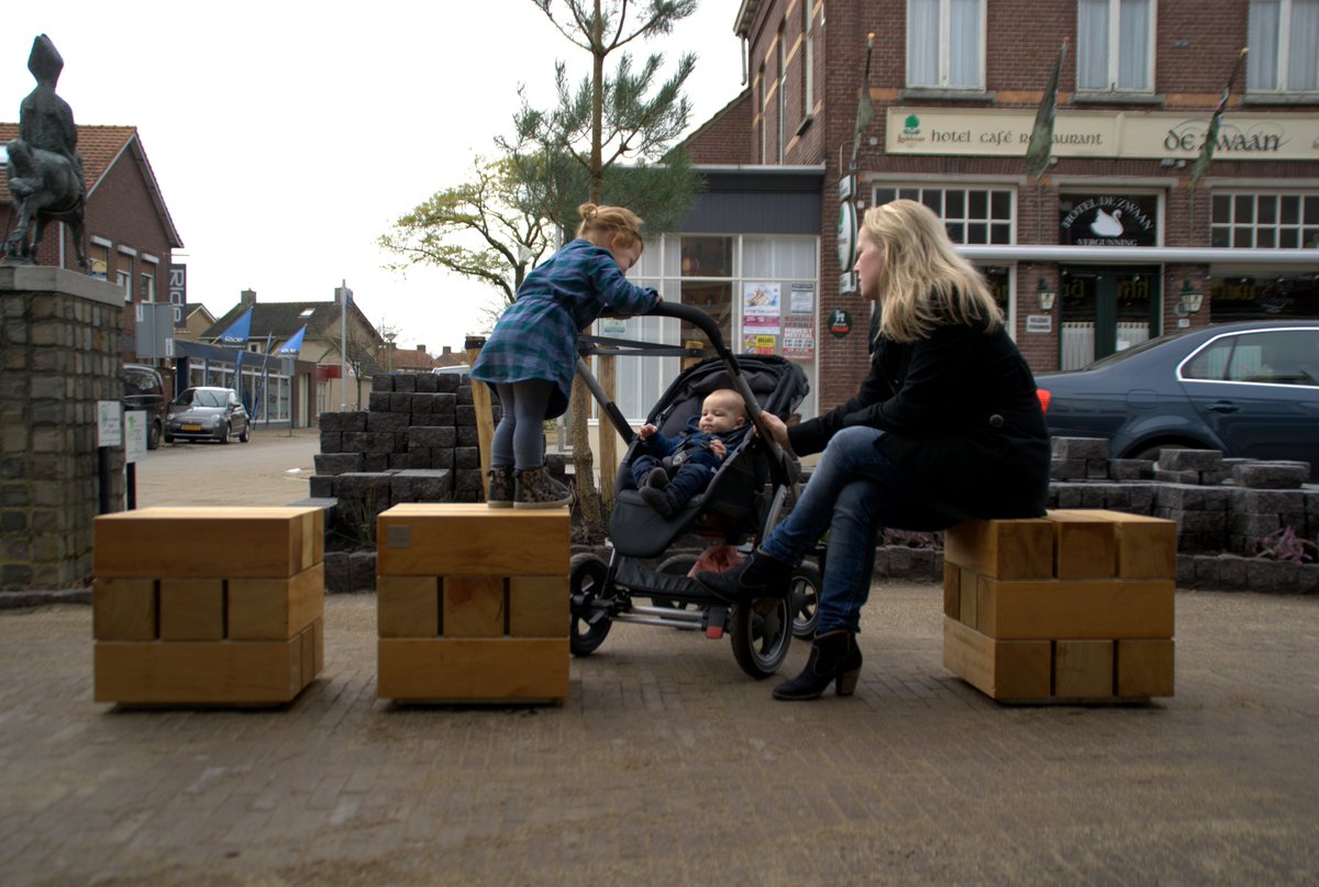 HALLO HERFST! Straatmeubilair PeelPoef is geplaatst. Geen bankjes met rugleuning maar n poef
ontwerpstudiobomm.nl/nl/project/pee…