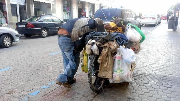 abcdesevilla's tweet photo. La sorprendente historia del vagabundo que recorre Utrera en bici https://t.co/dZCVBwwucB https://t.co/pB4NC68LLv