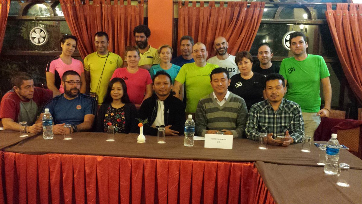 Entrega de lo recaudado a la fundación Bihani... muy contentos