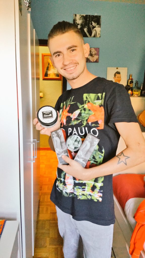 adriangordillo1's tweet photo. Duchita y hecharse las cremas y el perfume de @PureEssence15 es ir oliendo bien todo el día!!!! Gracias amigos! https://t.co/c21TRtLoji
