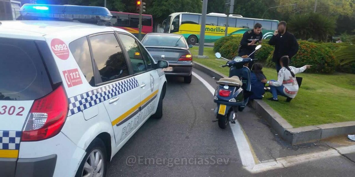 EmergenciasSev's tweet photo. #EmergenciasSev | Un joven falta a un examen .@unisevilla por ayudar en accidente de tráfico https://t.co/c9K9tarMvJ https://t.co/89DORPAMAM