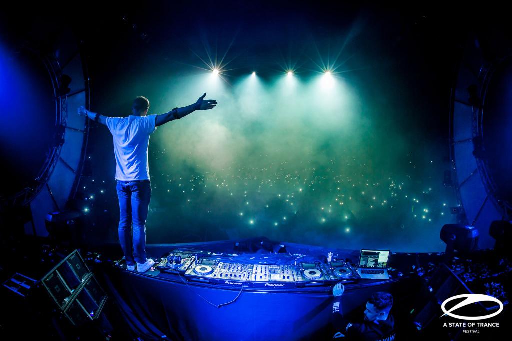 ak2_music's tweet photo. This is where I feel "ALIVE" 💟😍😘🎼🎵🎧

@asot #ASOTFESTASIA #asot700 @arminvanbuuren 💗 https://t.co/47drRMQ3Rb