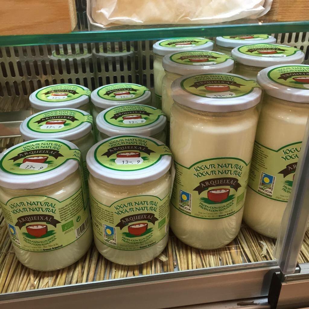 O Iogur Arqueixal, sen conservantes nin colorantes, é un “ecoiogur” elaborado a partir de leite ecolóxico de vaca.