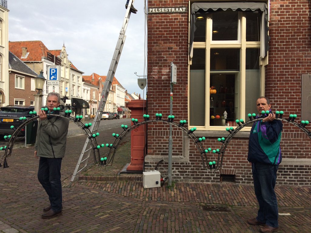 De sfeerverlichting in de vesting #Heusden wordt weer opgehangen <a href="/ovhheusden/">Ondernemers Heusden</a>. Dank aan vrijwilligers.