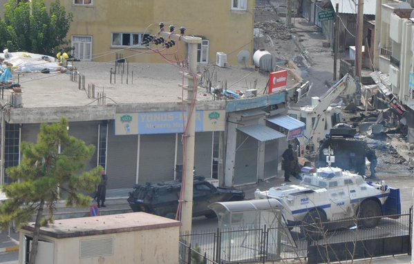 blutarski_bluto's tweet image. Ancora un morto di Stato a #Silvan! Assalto della polizia ad un cafè: polizia uccide uomo di 45 anni, due feriti