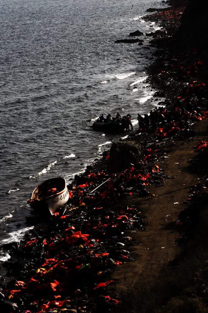 ptsiaras's tweet photo. #lesvos #life_jackets #refugeesGr #refugeecrisis no comment (photo @lolosmarios ) https://t.co/tjySu4P4Zn