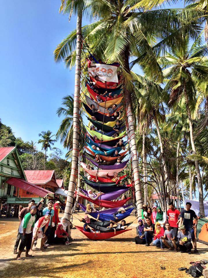 daengwawa's tweet photo. Makassar Backpacker pecahkan rekor dunia Hammock Tower dgn 34 tingkat di pantai kaluku, bulukumba @mksbackpacker https://t.co/T8v1Q0PhUG