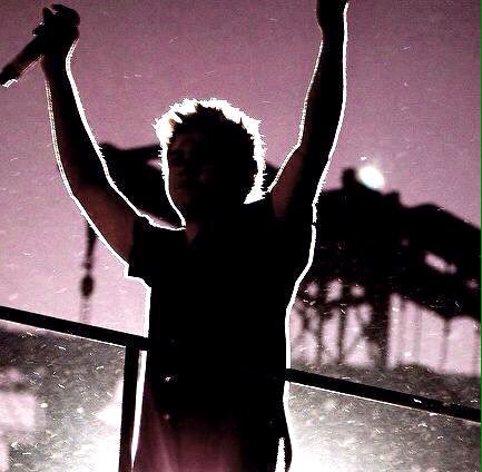 definenjh's tweet photo. Silhouette /sil'u'εt/ :

1. the dark shape and outline of someone against a brighter background https://t.co/htWLvwsr2U