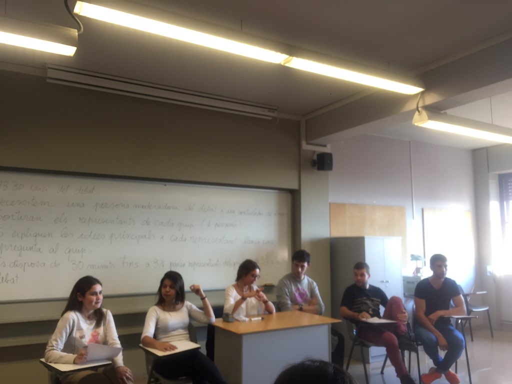 andreamonte97's tweet photo. Debat sobre la pel•lícula: La profesora de historia. #setmanaedu https://t.co/XjPoPMwYXT