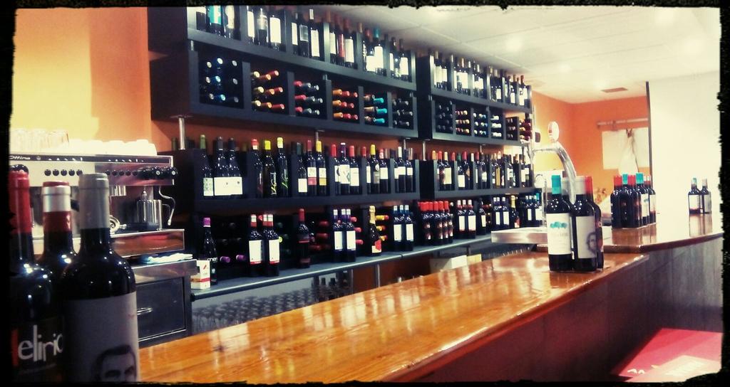 LosHollejos's tweet photo. Ya hemos abierto! Taberna LOS HOLLEJOS Vinoteca. C\ camino de los sastres,1. Ven a vernos!#vinocordoba @LosHollejos https://t.co/N1oPIhoAxx