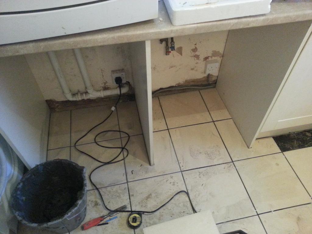 SmaltoUK's tweet photo. Tiling into ans under appliances. #detail #nostoneoverlooked #derby #burton #kitchen #tiling https://t.co/xnKgXtVnJh