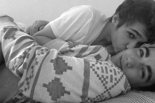 Т спящего брата. Мальчишки спят в обнимку. Любовь двух мальчиков. Два подростка в обнимку. Милые мальчики спят в обнимку.