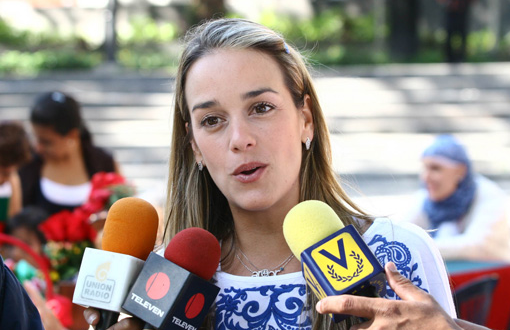 ElNacionalWeb's tweet photo. Lilian Tintori desmintió a GNB que aseguró practicarle las requisas https://t.co/RTCVHCU3JZ https://t.co/xgcsChpws0