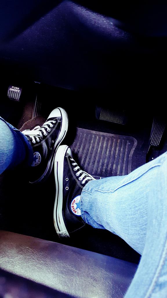 CruzysWorld's tweet photo. Leather seats and leather feets... #calmMonday https://t.co/AVtPXU2TnA