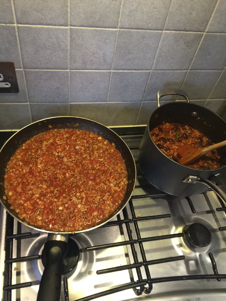 Si_Tasker's tweet photo. Decided on a bit of cooking before the gym. Pasta sauce and chilli for the rest of the week it seems!๐#BulkCook https://t.co/XcSx6vWlxO