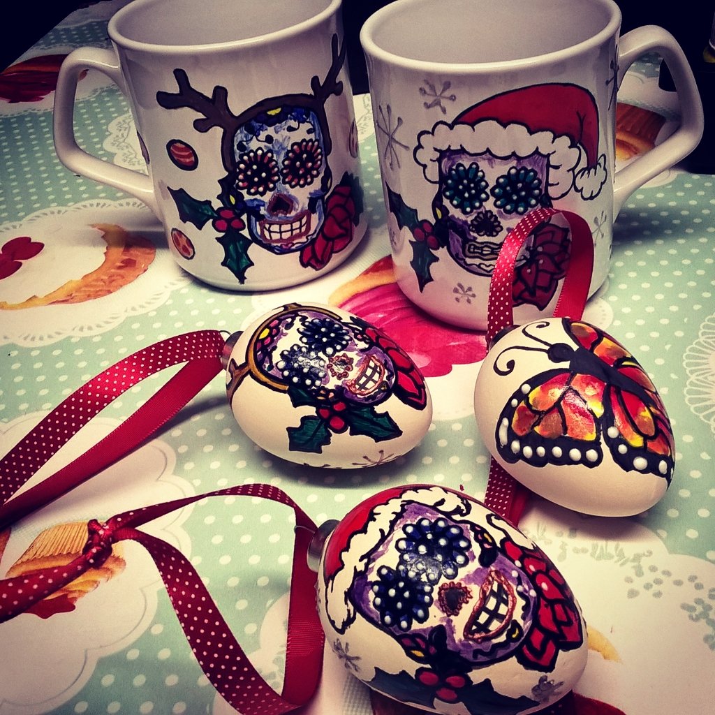 lollycandc's tweet photo. Personalised Xmas mugs &amp; baubles! #sugarskulls #xmasgifts #santaskull #alternativexmasdecs #handpainted #etsy https://t.co/JwzxpcV0vx