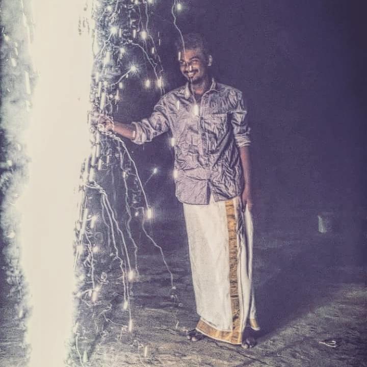 rajkumarstyli's tweet photo. #Happpieee Diwali Tweeps... โโโ๐๐๐๐๐
#TherikaaaVidunga โโ๐๐ https://t.co/phslEIs6EY